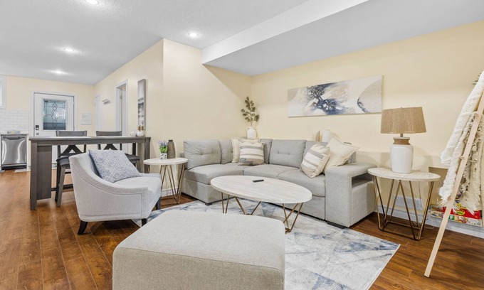 North London Apartment | Elegant & Private Apartment With Full Kitchen - Short Walk to Downtown London