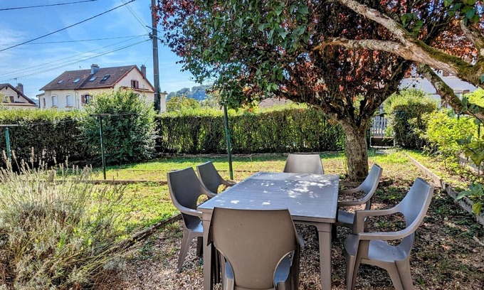 Hericourt Cottage | Elegant renovated apt, private garden, pets allowed