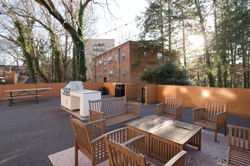 Radnor - Fort Myer Heights Apartment | Elegant Retreat in the Heart of Arlington