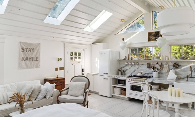 Highline Cottage | Elegant & Romantic Farmhouse - Sunlight!