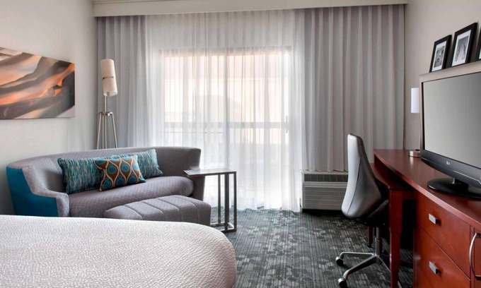 Middletown Hotel | Elegant Room Near Tourist Spots w/Hot Tub, Pool Access, and Free Parking