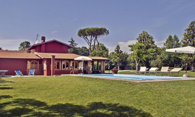 Lido di Camaiore Villa | Elegant single villa with garden and swimming pool 3km from the sea.