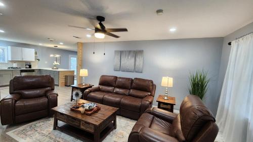 Denison House | Elegant Spacious 3 Bedroom Home fenced back yard and Garage