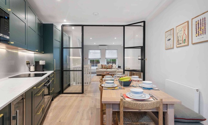 Royal Borough of Kensington and Chelsea Apartment | Elegant split level High St Ken Apt with Terrace