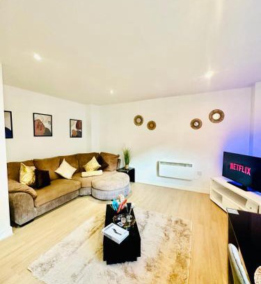 The Westside Apartment | Elegant Two Bedroom Apartment In the Centre with Parking and Garden