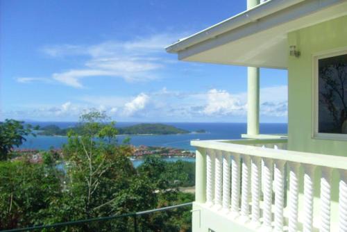 Zig Zag Ward Villa | Elegant Villa with Sea View in Victoria