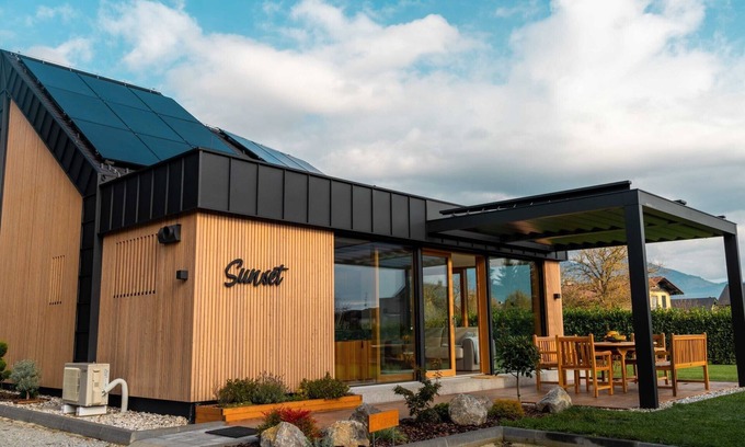 Sencur House | Elegant Warm Bliss Hideaway Escape Lodge - Holiday Home with Hot-Tub
