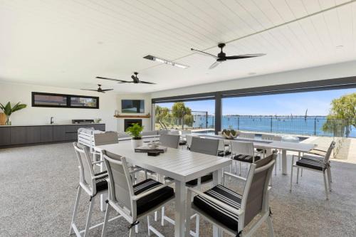 Yarrawonga House | Elements on the Waters Edge, Woodlands