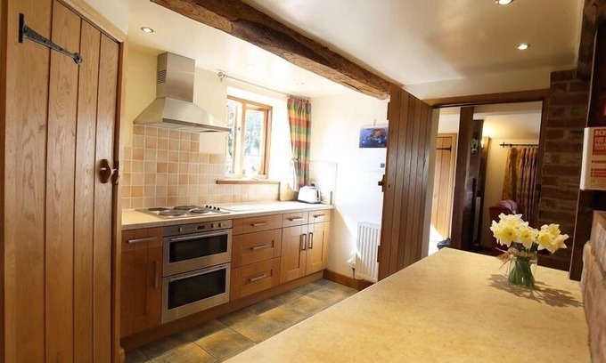Bromyard Cottage | ELEPHANT COTTAGE, pet friendly, with a garden in Leominster