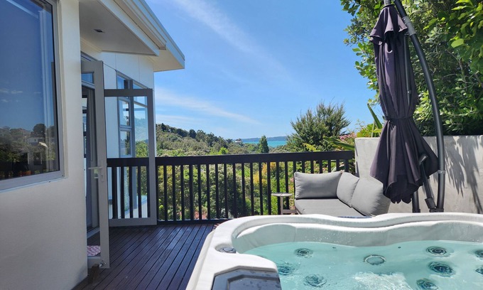 Maraetai Villa | Elevated Coastal Retreat in Maraetai