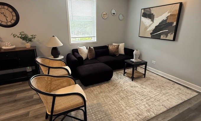 Oak Park Apartment | Elevated & Elegant 4 BD 2BA apartment 25 min to downtown