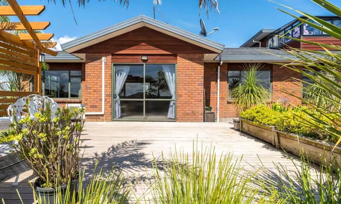 Henderson House | Elevated Family Sized Guest-house with Beautiful Views