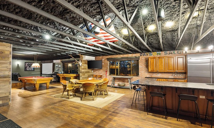 Payson Cabin | Elevated Getaway in the Pines—Pickleball, Porch Views & Endless Fun