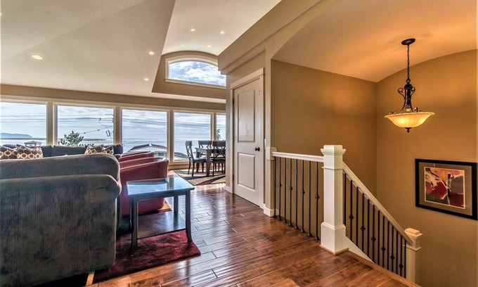 Happy Camp Hideaway House | Elevator, Master Suites, Jacuzzi's - steps to the Beach!