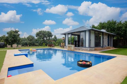Gurugram Villa | Elivaas 5 BHK with Pool, Tents & Pond - Kaimalgarh Farmstay
