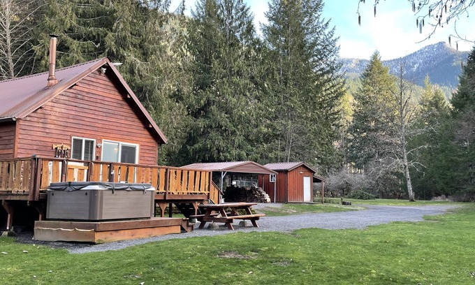Randle Cabin | Elk Track Cabin, a Secluded 2-bedroom cabin with WiFi, AC in serene Randle