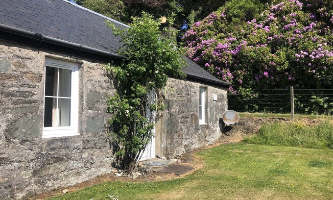 Lochgilphead House | Ellary Cottage - Cosy, Romantic Water-side Escape, Sleeps 2-4 open fire