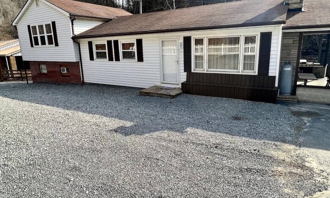 Stafford House | Ellis House Trail Lodging Sleeps 20