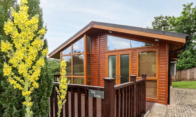 Longhope Cottage | ELM LODGE, family friendly, with a garden in Glasshouse