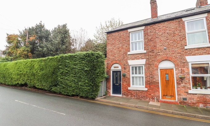 Chester Cottage | ELV COTTAGE, romantic, with hot tub in Chester