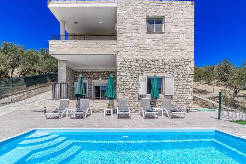 Episkopi Villa | Elysian Stone Villa with Pool & Mountain View
