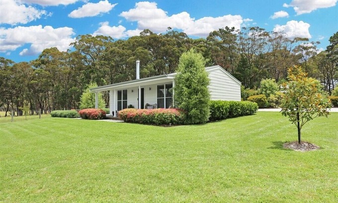 Fitzroy Falls Cottage | Elysium Cottage - A Cosy Retreat with Water Views