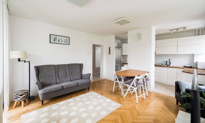 Srodmiescie Apartment | Embassy Avenue At Royal Park