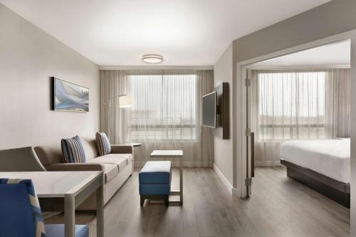 Pointe Claire Hotel | Embassy Suites By Hilton Montreal Airport