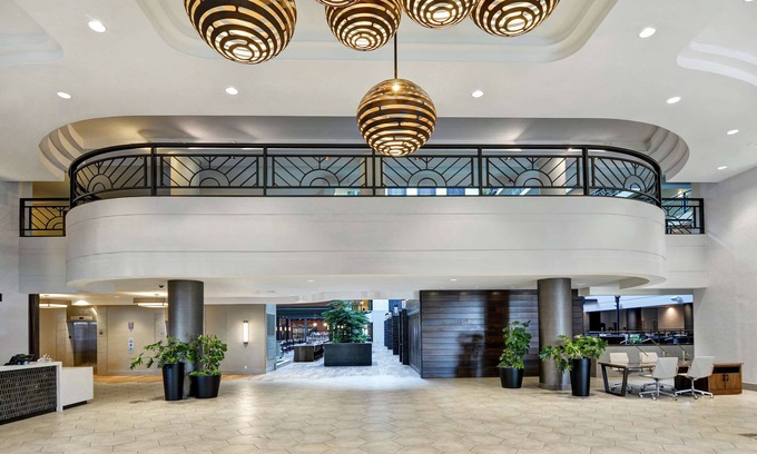 South Loop Hotel | Embassy Suites by Hilton Minneapolis Airport