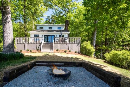 Bowling Green House | Embrace Nature in this Lakefront Cottage with Fire Pit in Charlotte, North Carolina