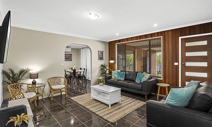 Emerald Beach Apartment | Emerald Hub 1 is one half of Emerald Hub, with its own entrance, kitchen, lounge room and bathroom