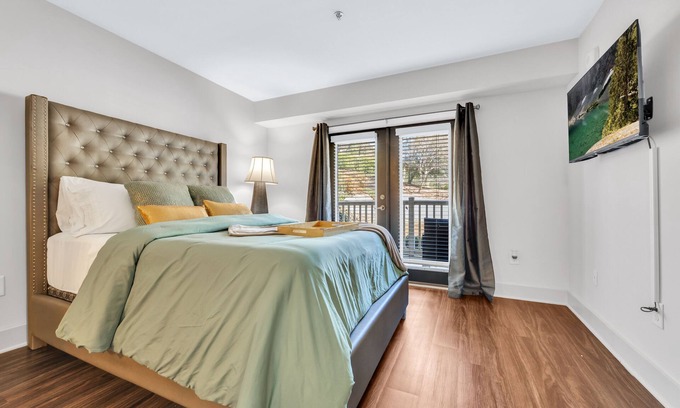 Cumberland Apartment | Emerald Suite near Truist Park/Free Parking