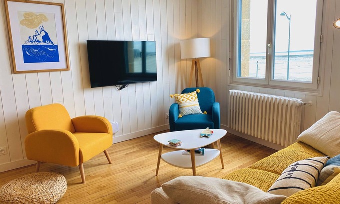 Cancale Apartment | Emeraude Appart. 100% renovated, front row seat to Mont St-Michel Bay