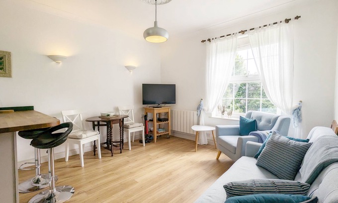 Emsworth Cottage | Emsdale House - a flat that sleeps 4 guests in 2 bedrooms