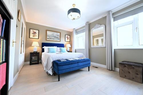 North Richmond House | En-suite luxury large bedroom with parking and two tickets to Kew Gardens