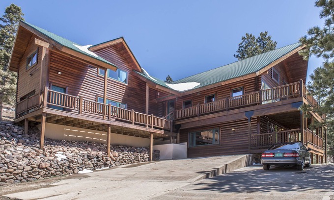 Angel Fire Cabin | ENCHANTED CIRCLE LODGE-AWESOME MOUNTAIN VIEWS WITH HOT TUB AND SAUNA!