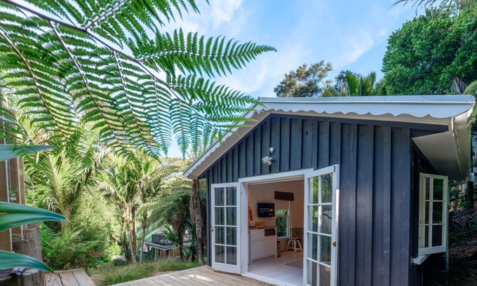 Ostend Cottage | Enchanted Valley - Enchanted Valley is a gorgeous cottage plus cabana in the heart of Waiheke Island. Located in a peaceful valley section, the sound of the birds is your constant companion. With two bedrooms and four beds, this is perfect for up to