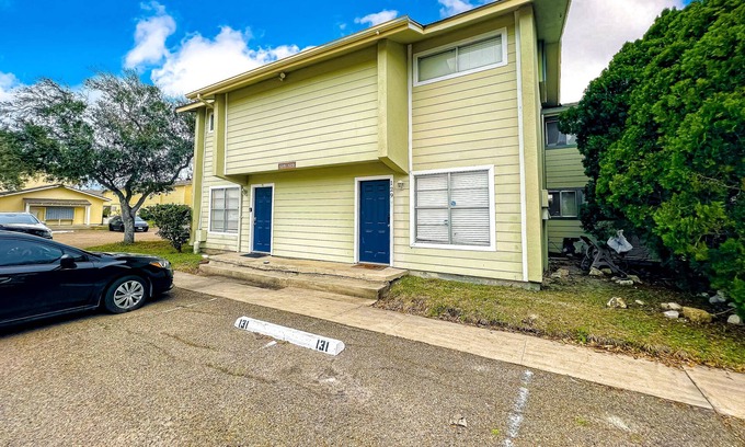 Bay Area Condo | Enchanting dog-friendly condo with pool, balcony, full kitchen, & washer/dryer