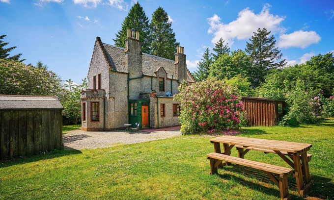 Bridgend of Lintrathen House | Enchanting lochside lodge house in peaceful woodedn grounds