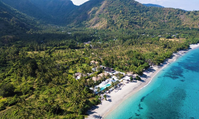 Senggigi Resort | Enchanting Lombok Lux beachresort with 2km of white sand-faced Bali Mount Agung