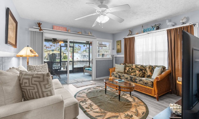Weeki Wachee Gardens Cottage | ENCHANTING Riverfront Cottage. FREE KAYAKS & MORE!