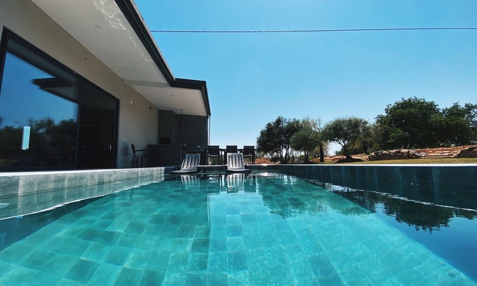 Mem Moniz Villa | Enchanting villa with Swimming pool, 5br, 3,1/2 bath, 15 min. from Albufeira