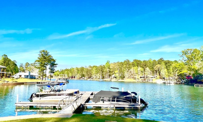 Tallassee House | END OF THE LINE - Lake Martin views- Sleeps 12
