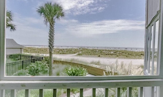 Isle of Palms Condo | End Unit Oceanfront Condo w/Views from all Rooms