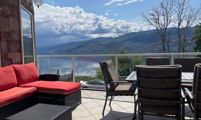 Central Okanagan House | Endless Views by the Lake