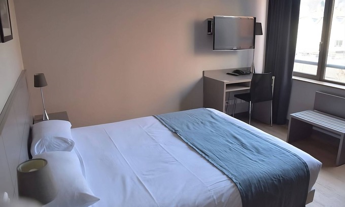 9th Arrondissement Hotel | Enjoy a Hassle-Free and Suiting Stay! Pets Are Welcome, Onsite Parking!