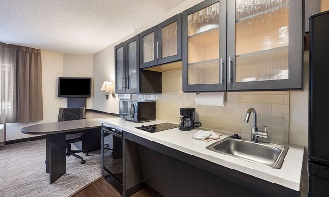 Waukegan Resort | Enjoy a Hassle-Free Stay, Parking, Kitchen, Pet-Friendly Property