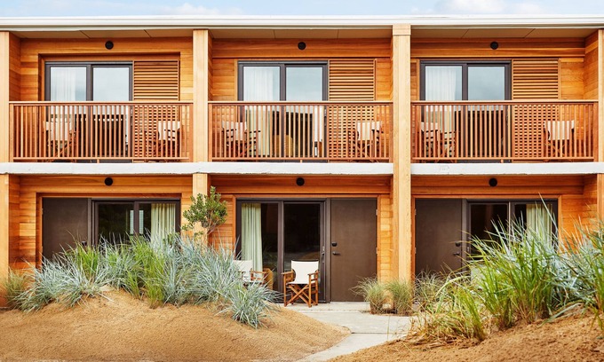 Montauk Hotel | Enjoy a Hassle-Free Stay! 2 Comfortable Units, Free Parking, Pool, Beachfront!