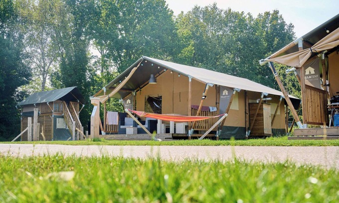Nieuw Heeten House | Enjoy a luxurious glamping stay in the Villatent at Vakantiepark Sallandshoeve in Nieuw-Heeten, near Sallandse Heuvelrug National Park. Comfort and nature combined.