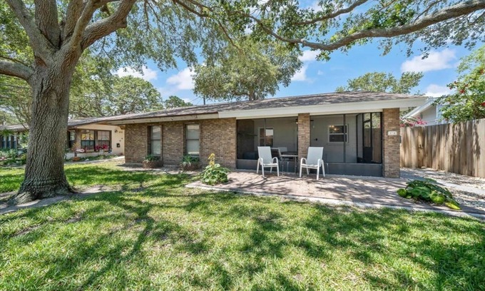 Port Canaveral Cottage | Enjoy a stylish experience at this centrally-located place